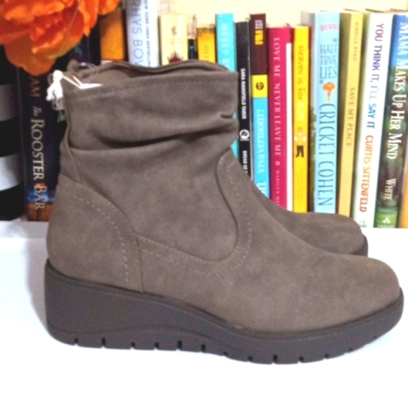 CLIFFS BY WHITE MOUNTAIN BROWN  WEDGE HEEL ANKLE BOOTS SIZE 6 NWT - Picture 5 of 9